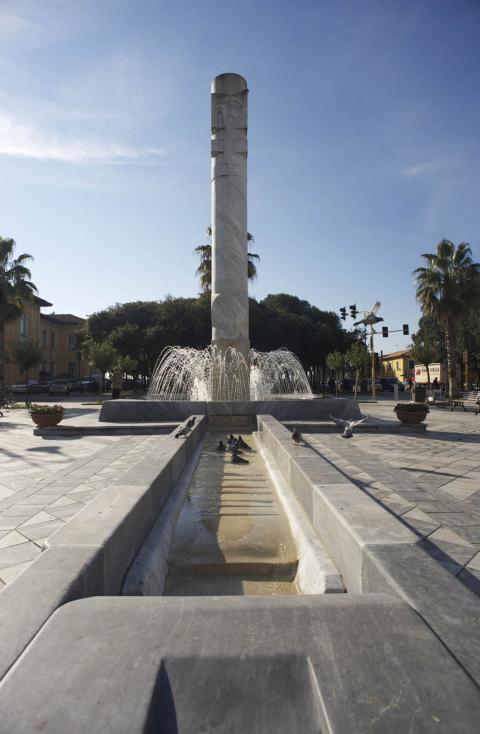 Marina di Carrara - Piazza G.Menconi - "La colonna del sole - Luce, acqua, terra", di Mohammad Sazesh 