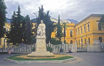Piazza Gramsci, un tempo piazza d'Armi e giardino del Principe - Monumento a Pellegrino Rossi